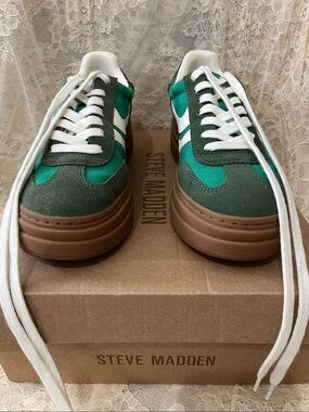 Steve Madden Dodge platform sneaker. Size 6.5 women. Fits more like a 6.